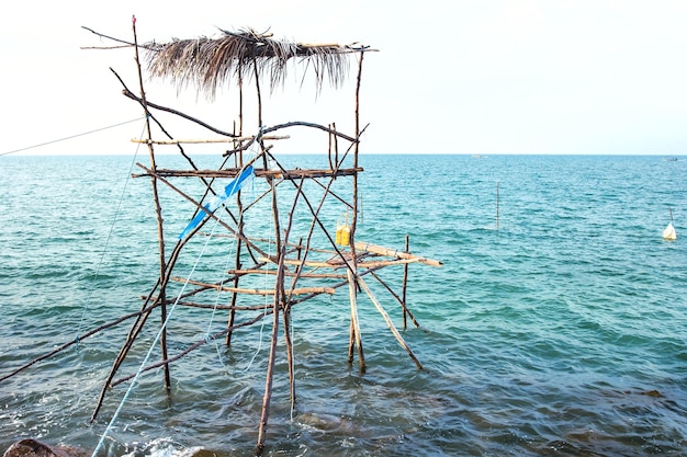 Método de pesca tradicional utilizando una red de inmersión cuadrada de bambú en el sur de Tailandia