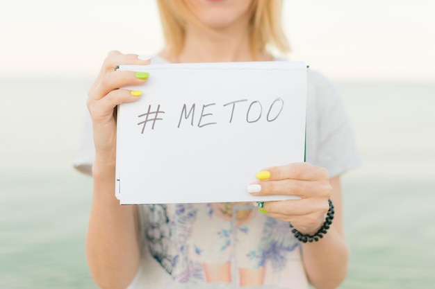 Metoo als neue Bewegung Eine junge Frau hält ein Banner mit der Aufschrift