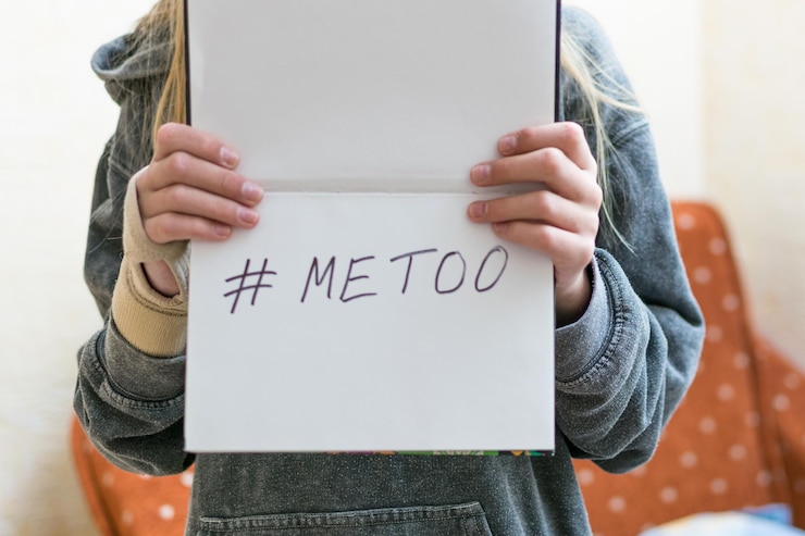 Foto metoo como un nuevo movimiento manos de una adolescente sosteniendo una pancarta con una inscripción