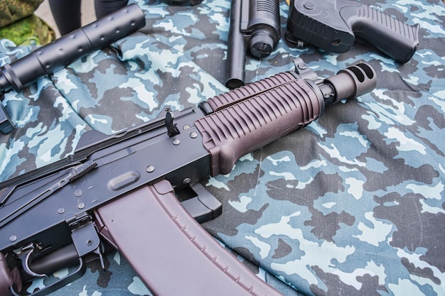 Foto metralhadora com um carregador em uma mesa militar