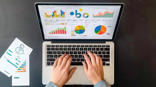 métricas de rendimiento empresarial y datos de ventas en una computadora portátil para la toma de decisiones estratégicas