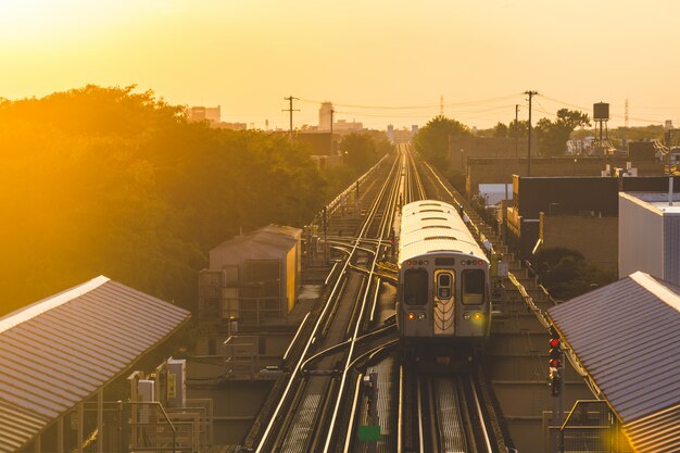 Metro al atardecer en Chicago