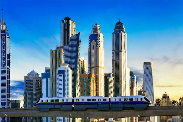 Metro al atardecer en Dubai Marina