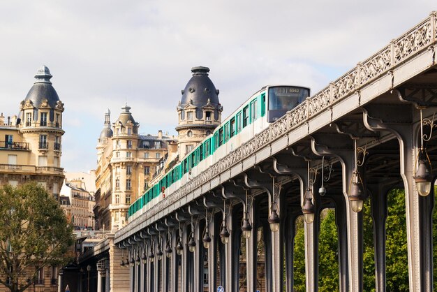 Metro corre alto entre edificios en París