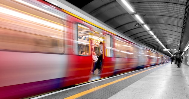 Metrô de Londres, estação de metrô, trem fechou o borrão de movimento da porta