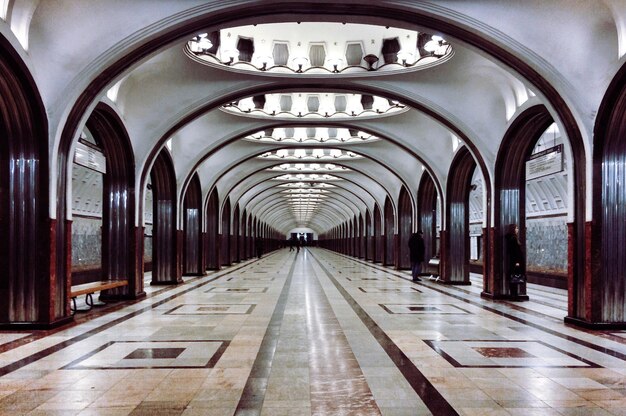 Foto el metro de la estación de metro