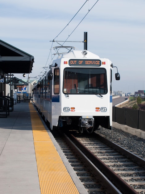 Metro ligeiro em denver, colorado.