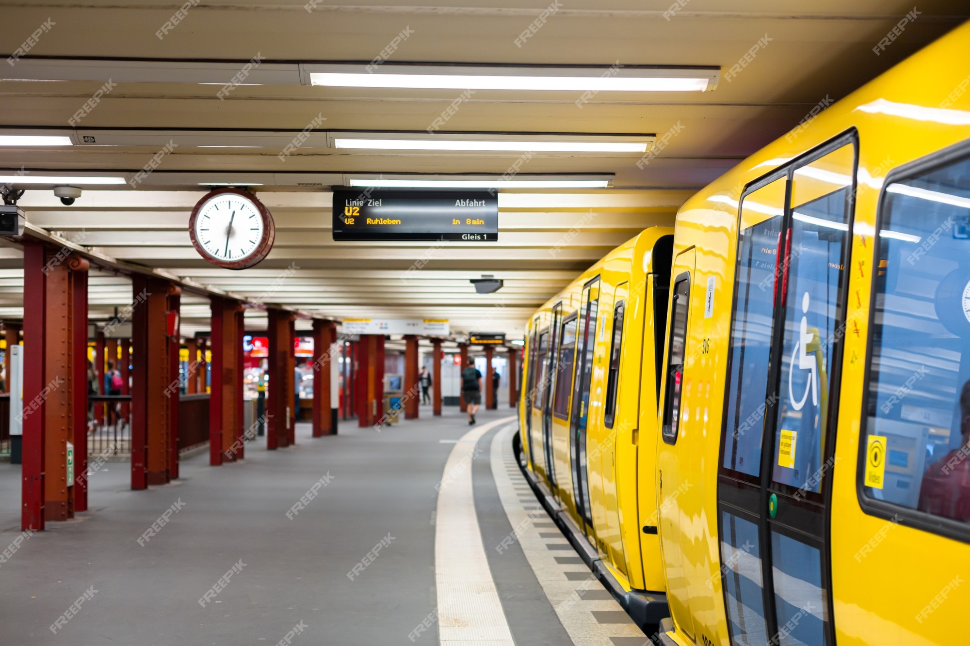 Rápido Borde esponja Metro moderno. tren amarillo en la estación. | Foto Premium