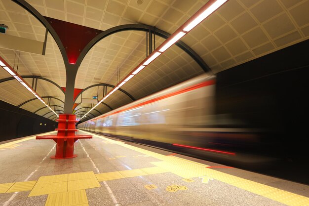 Foto metro en movimiento en una estación