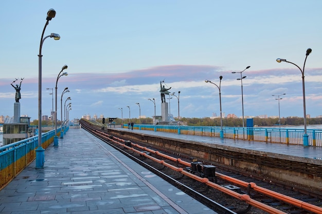 Metrô na estação de metrô Dnipro em Kiev