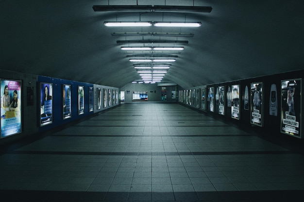 El metro peatonal vacío