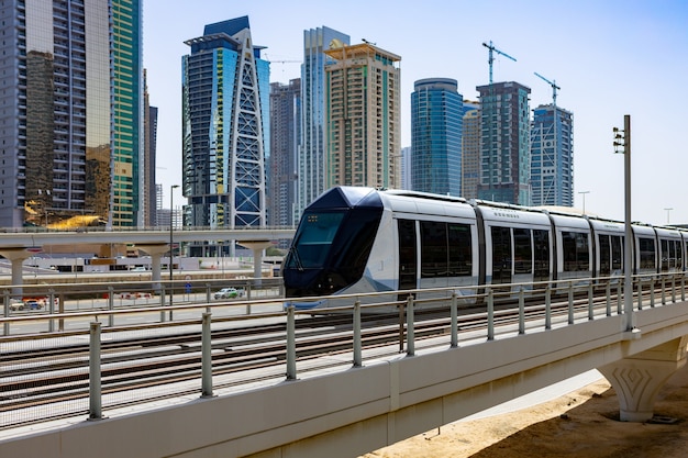 Metro tren en la ciudad de dubai en emiratos árabes unidos