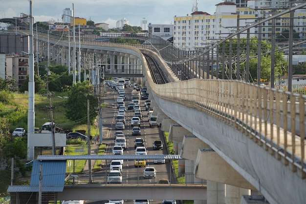 Metrobrücke und Stau auf der Autobahn in Panama City. Transportkonzept. Foto in hoher Qualität