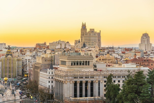 Metrópole da Espanha ao pôr do sol mostrando o horizonte de Madri