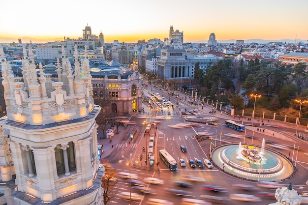 Metrópole espanhola ao pôr-do-sol mostrando o horizonte de Madrid