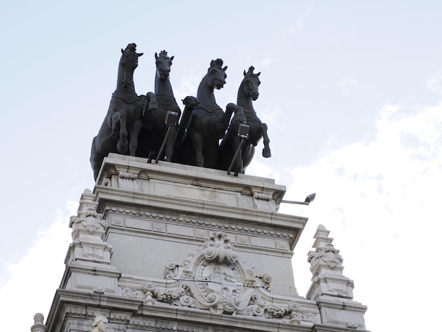 Metropolis Building, um exemplo de arquitetura românica, Beaux-Arts e românica Revival, na Calle de Alcala e Gran Via em Madrid, Espanha, Europa