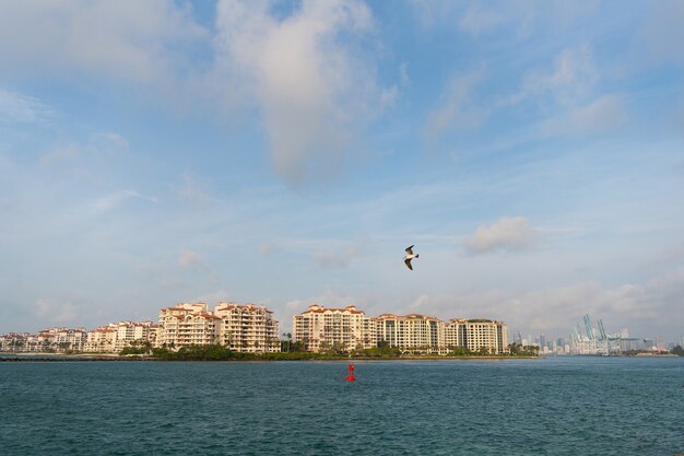 Metrópolis costera Ciudad de Miami en Florida, Estados Unidos. Ciudad turística costera vista desde el mar. Pueblos frente al mar en el fondo del cielo. Destino de viaje. Vacaciones junto al mar. Vacaciones de verano.