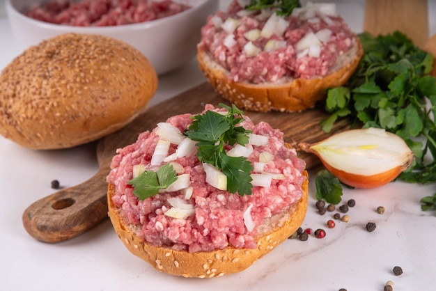 Foto mett brotchen brotzeit sanduíche de hambúrguer cru tradicional alemão