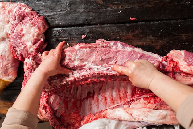 Metzger, der Fleisch von den Rippen trennt