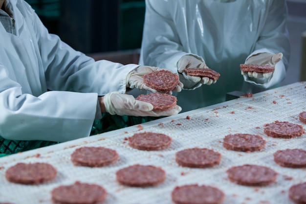 Foto metzger, die hamburgerpastetchen verarbeiten