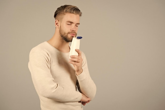 Meu aroma favorito O penteado estiloso do homem mantém o fundo cinza do condicionador de garrafa Limite a lavagem e aplique sempre o condicionador Reduza a lavagem e use o condicionador resultado mais liso e saudável