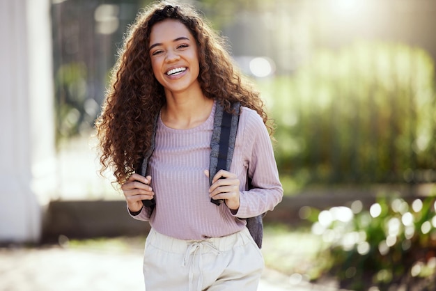 Meu futuro tão brilhante quanto meu sorriso. Foto de uma jovem de pé em um parque.