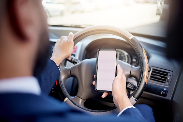 Meu gps diz que estou indo no caminho certo captura de um empresário irreconhecível usando um celular enquanto dirige um carro