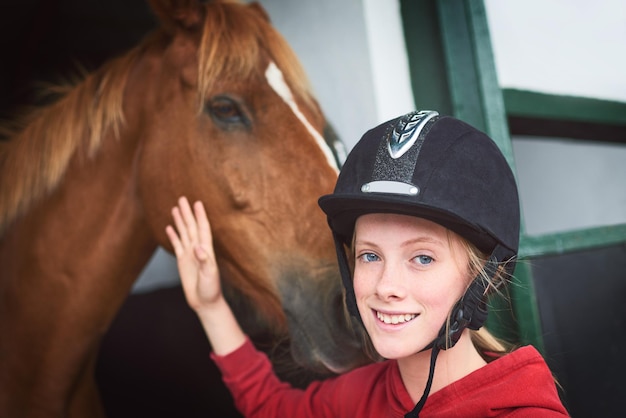 Meu lugar feliz é nos estábulos Foto de uma adolescente se relacionando com seu cavalo