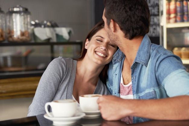 Meu namorado é incrível Foto de um jovem casal conversando em um café