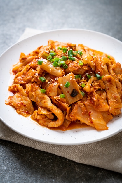 mexa a carne de porco frita com kimchi