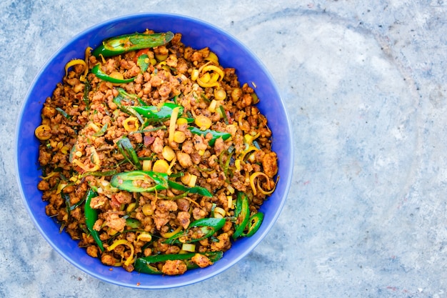 Mexa a carne de porco frita com pasta de caril amarela