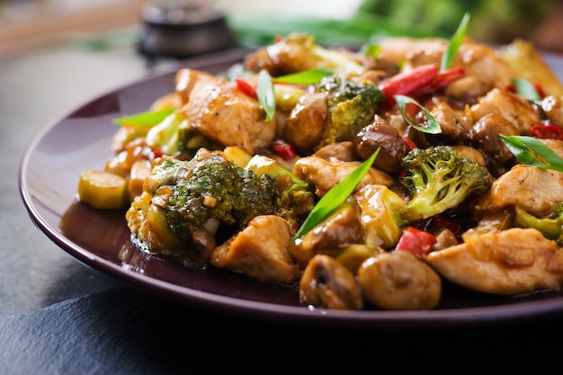 Mexa com frango, cogumelos, brócolis e pimentas - comida chinesa