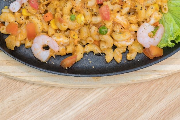 Mexa macarrão frito com camarão e pimenta e tomate