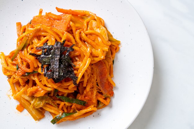 mexa macarrão frito com molho picante coreano e vegetais