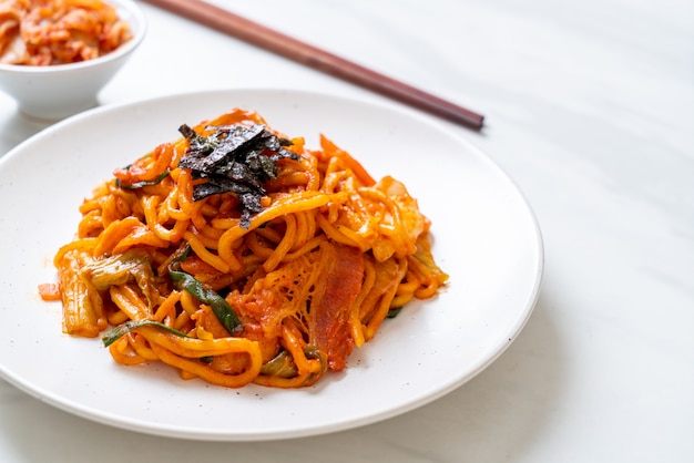 mexa macarrão frito com molho picante coreano e vegetais