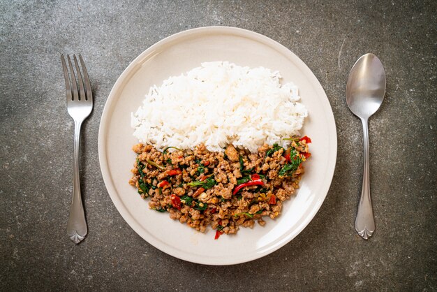 Mexa manjericão tailandês frito com carne de porco picada no arroz coberto