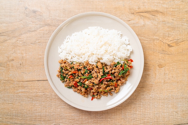 Mexa manjericão tailandês frito com carne de porco picada no arroz coberto