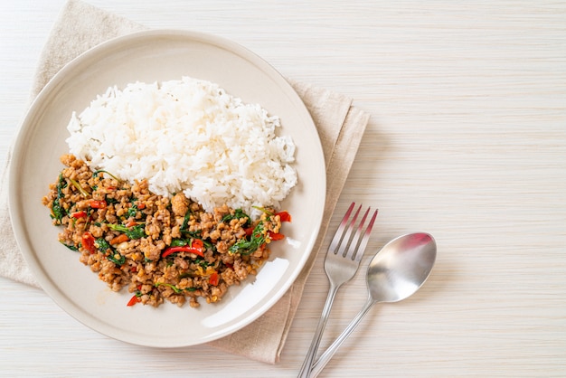 Mexa manjericão tailandês frito com carne de porco picada no arroz coberto