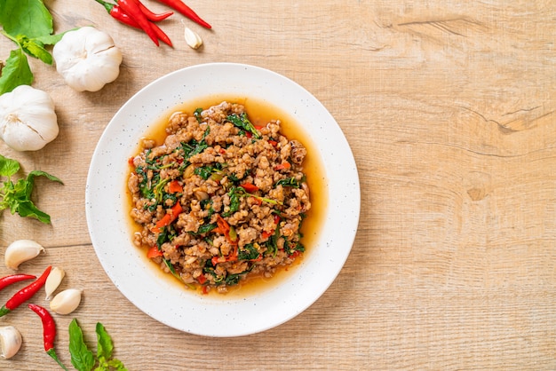 Mexa manjericão tailandês frito com carne de porco picada