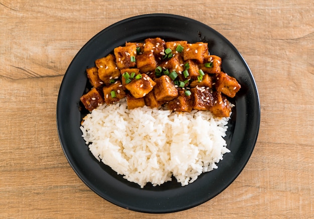 mexa tofu frito com molho picante no arroz