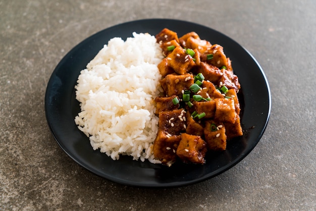 mexa tofu frito com molho picante no arroz