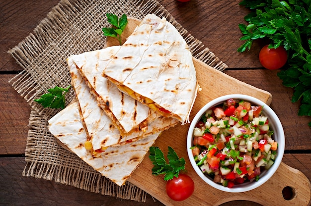 Mexican Quesadilla Wrap mit Hähnchen, Mais und Paprika und Salsa