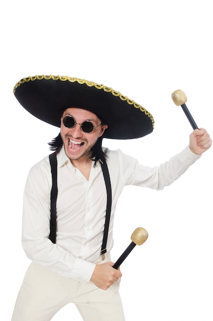 Mexicano engraçado com maracas isolado no branco