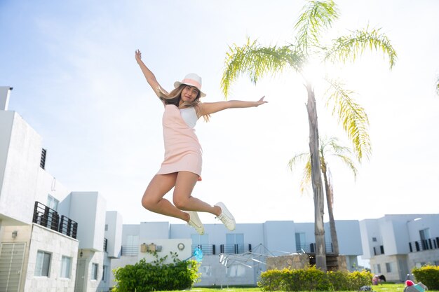 Mexicano pulando feliz nas férias de verão