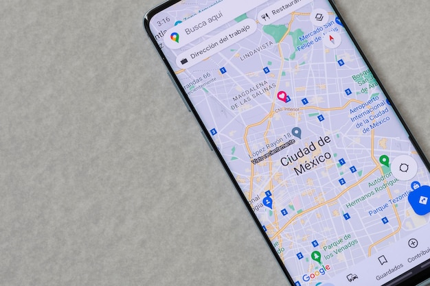 México CDMX 30 de abril de 2022 Celular con la aplicación Google Maps abierta en la ubicación de la Ciudad de México