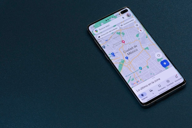 México CDMX 30 de abril de 2022 Google maps em uma tela de celular em uma mesa azul e copie o espaço