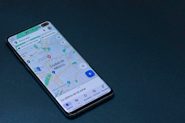 México cdmx 30 de abril de 2022 google maps em uma tela de celular em uma mesa azul e copie o espaço