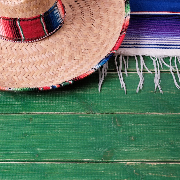 Foto méxico cinco de maio fiesta madeira fundo sombrero mexicano