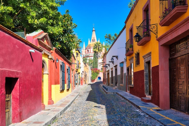 México Edifícios coloridos e ruas de San Miguel de Allende no centro histórico da cidade