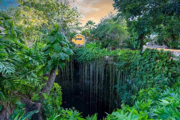 México Ik Kil Cenote no centro norte da Península de Yucatán, perto de Cancun e Mérida